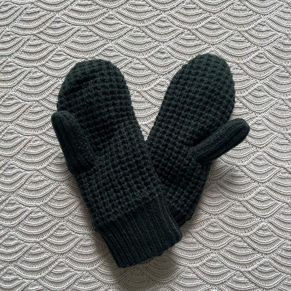Main Character Accessories - Main Character Mittens • Aritzia